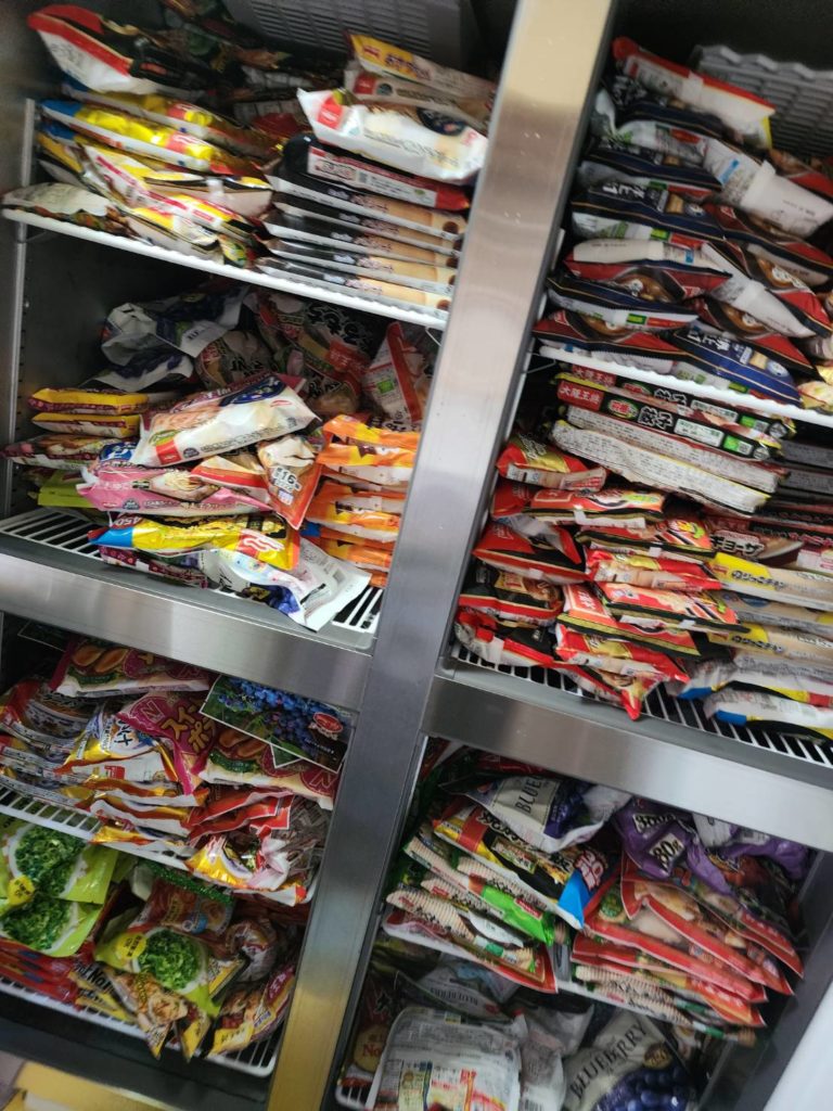 冷凍庫いっぱいに保管された寄付食品