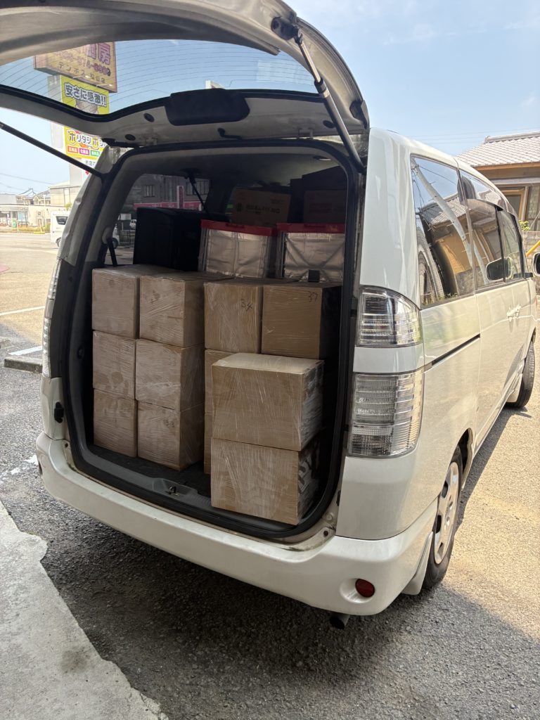 まつこネさまの車に積み込まれた寄付の冷凍食品